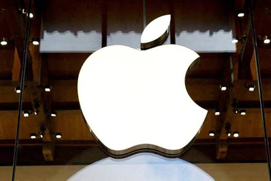 An Apple device screen displaying a Chinese-language AI assistant, illustrating Apple's reliance on Alibaba's Qwen model inside China
